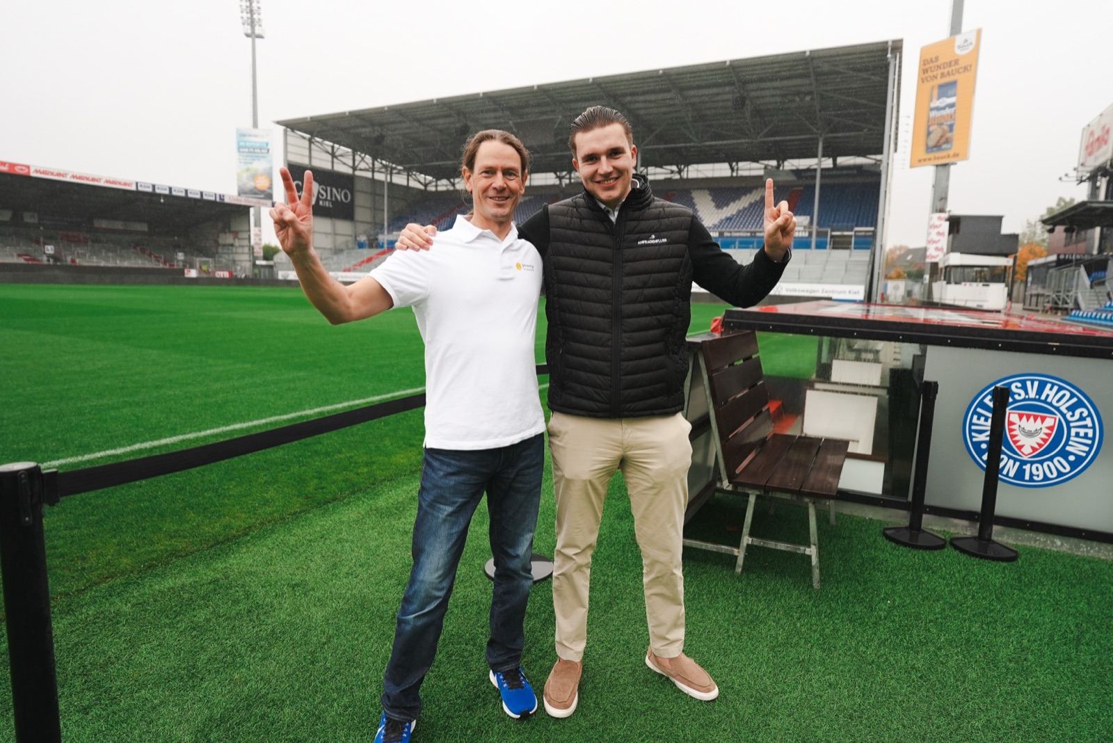 Jonathan Plum gemeinsam mit Partnerbetrieb PM Energy im Stadion von Holstein Kiel